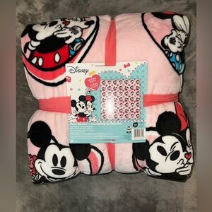 Mickey and Minney Mouse soft and comfy Valentine’s Day themed throw. Full